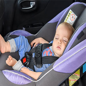 خطرات نشاندن کودک در صندلی جلوی خودرو