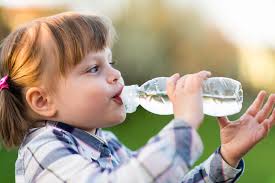 بدن بچه‌ها به چه مقدار آب نیاز دارد؟