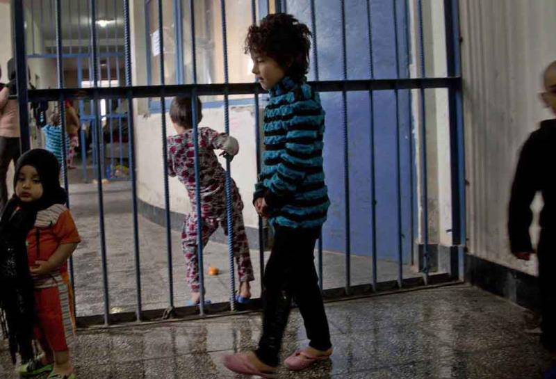 زندگی ۲۳۰۰ کودک در زندان‌ها/شیوع اختلالات روانی در میان کودکان زندان