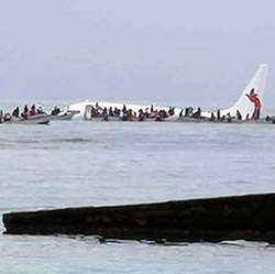نجات مسافران هواپیمای سقوط کرده در اقیانوس آرام