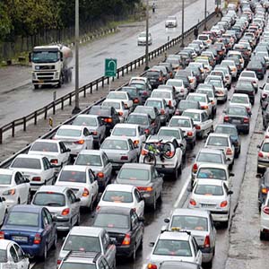 ترافیک سنگین در محور شهریار-تهران / جاده های آذربایجان شرقی بارانی است