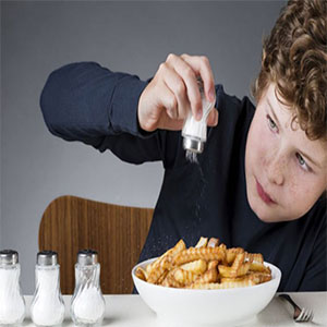 19 درصد نوجوانان به غذا نمک می زنند