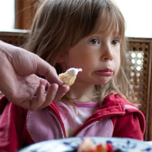 چگونه به تغذیه کودک بد غذا کمک کنیم؟