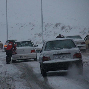بارش برف در محور هراز/ترافیک سنگین در آزاد راه کرج _تهران
