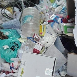 چالش بر سر دفع زبالههای بیمارستانی؛ از انکار وزارت بهداشت تا اصرار سازمان محیط زیست