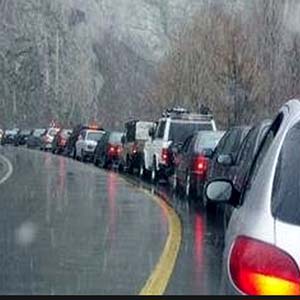 ترافیک سنگین در آزادراه کرج-تهران / باران جاده های استان گیلان را لغزنده کرد