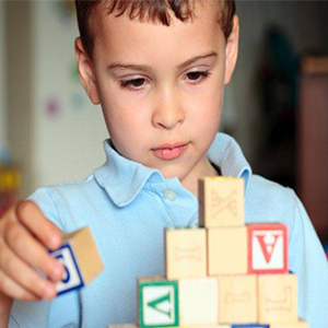 علایم اولیه و مشکوک به اوتیسم در کودکان