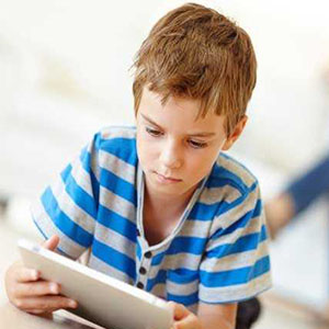 استفاده طولانی از لوازم الکترونیکی عامل کندیِ رشد کودکان است