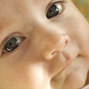 علائم مشکلات بینایی در نوزادان
