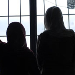 زنان زندانی با دستبند الکترونیک دوران محکومیت را در کنار خانواده می‌گذرانند