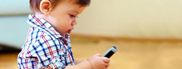 نیمی از کودکان ایرانی قبل از 2 سالگی، استفاده از گوشی را آغاز می‌کنند