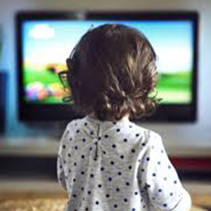 کودکانی که زیاد تلویزیون تماشا می کنند خواب کمتری دارند