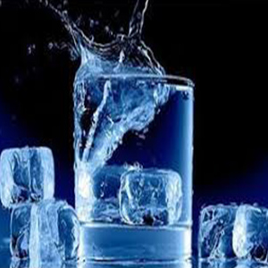 خطرات نوشیدن آب یخ