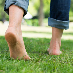 مزایای پابرهنه راه رفتن نسبت به کفش
