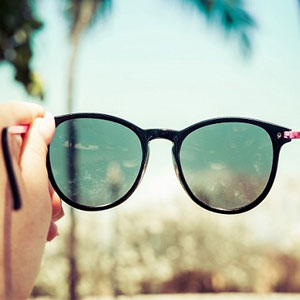 عینک آفتابی خوب چه ویژگی هایی دارد؟