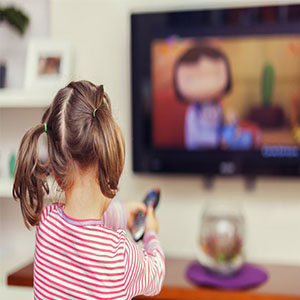 تماشای برنامه های تلویزیون برای کودکان زیر ۵ سال واقعی جلوه می کند