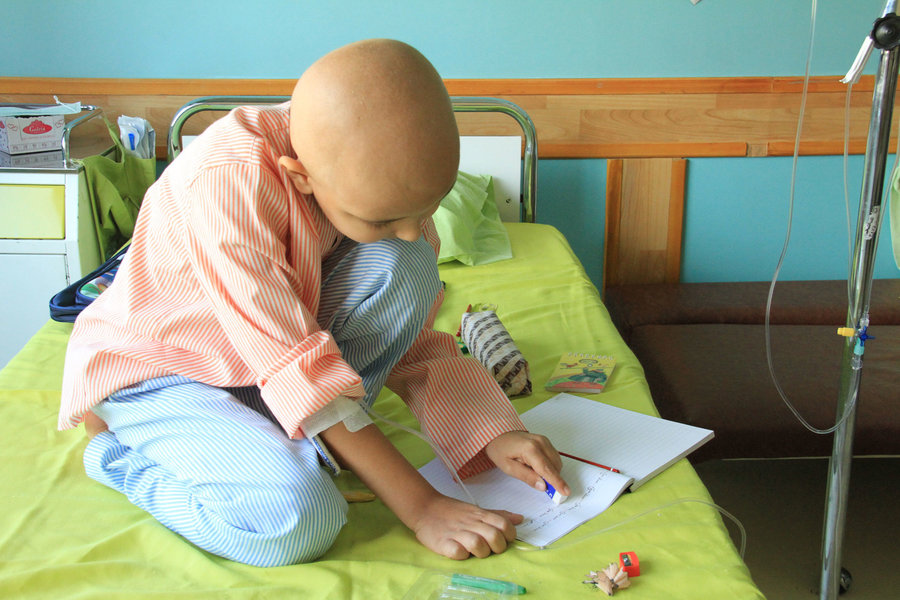 کودکان سرطانی درس و مشقشان در بیمارستان است