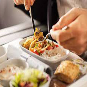 ۱۴ حقیقت عجیب درباره غذای هواپیما | چرا مزه غذا هواپیمای با رستوران متفاوت است؟