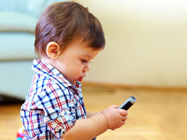 خطرات تلفن همراه برای مغز کودکان