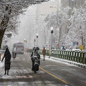 امروز بارش پراکنده برف در تهران/ فردا استان‌های سیل زده بارانی می‌شوند