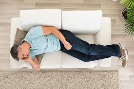 با عوارض خوابیدن روی کاناپه آشنا شوید