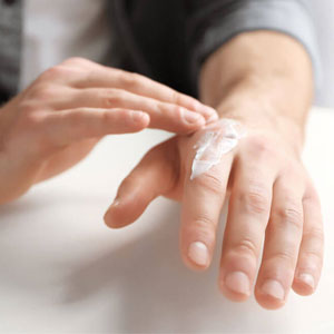 با خشکی پوست ناشی از زیاد شستن دست‌ها چه کنیم؟