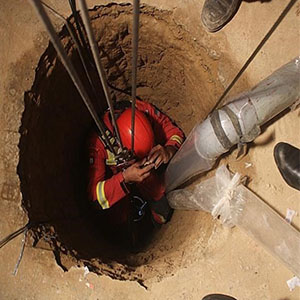 عملیات نجات مرد میانسال از داخل چاه ده متری