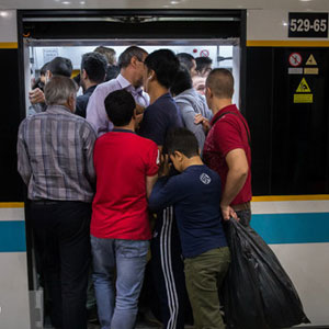 تعطیلی مترو و اتوبوس در صورت تداوم فعالیت اجتماعی معنا ندارد