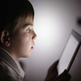 والدین استفاده از تبلت و تلفن هوشمند کودکان را محدود کنند