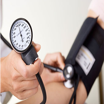 فشار خون بالا برای بیماران مبتلا به بیماری قلبی و ریوی خطرناک است/ غربالگری مبتلایان به فشار خون بالا در پساکرونا