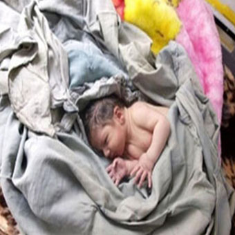 نجات نوزاد رها شده در سطل زباله