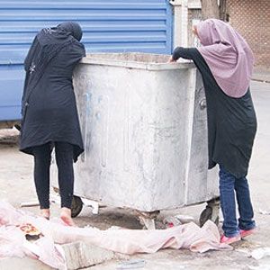 زنان زباله گرد در میان پسماندهای عفونی/مافیا مانع دفع درست پسماند