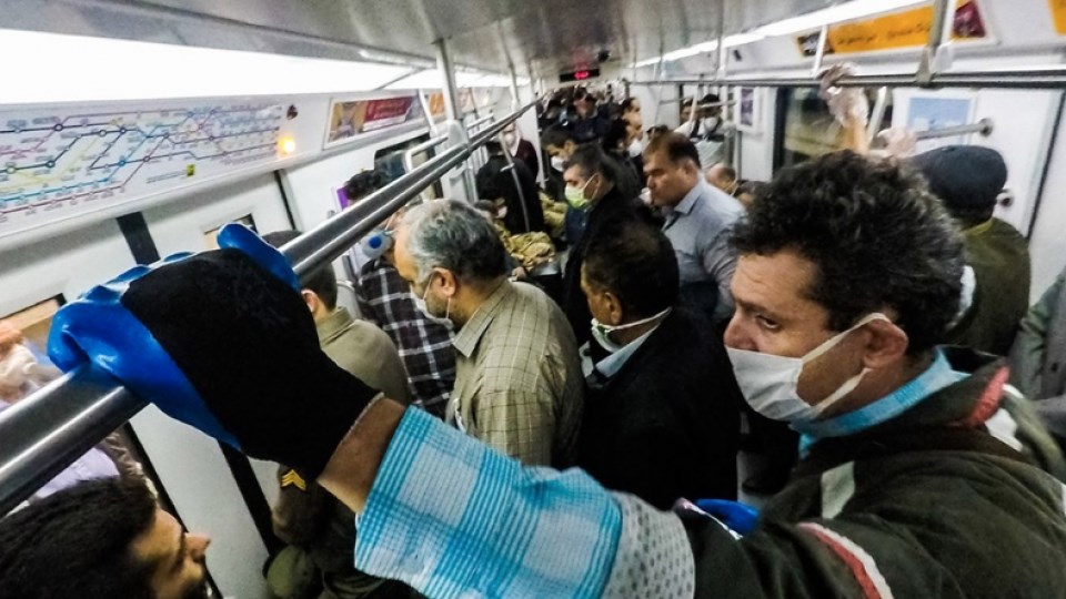خطر شیوع کرونا در مترو از مجالس عروسی و عزا بیشتر است/ رعایت فاصله اجتماعی مهم‌تر از استفاده از ماسک