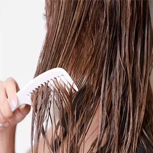 چرا نباید مو‌های خود را در حالت خیس شانه کنیم؟