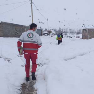 عکس/نجات مادر باردار سقزی در محاصره برف و کولاک