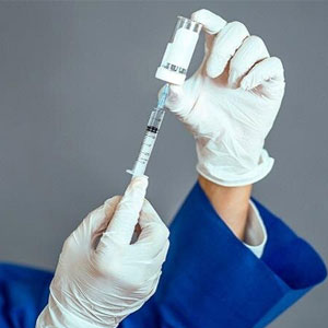 وزیر بهداشت می‌گوید ایران در ساخت واکسن "کارستان" می‌کند