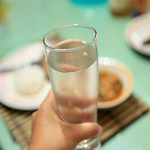 آیا می توان همراه وعده های غذایی آب نوشید؟