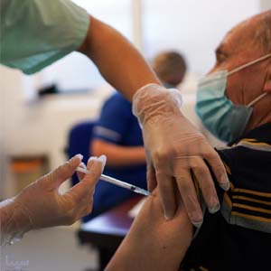واکسیناسیون علیه کرونا در استان مرکزی آغاز شد