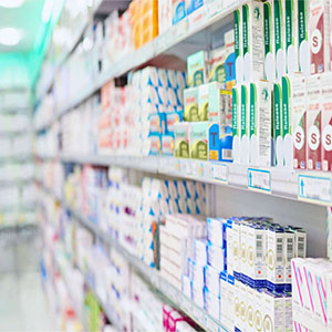 انتقاد از شکایت صنف خرازی درباره ممنوع شدن عرضه محصولات آرایشی و بهداشتی در داروخانه‌ها