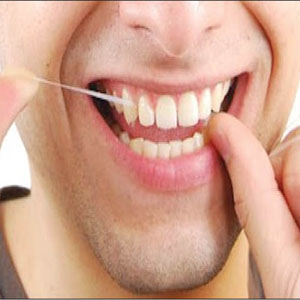استفاده از نخ دندان قبل از مسواک یا بعد از آن