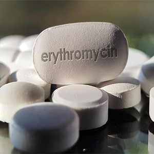 اریترومایسین؛ از درمان عفونت‌های سینه تا بیماری‌های پوست