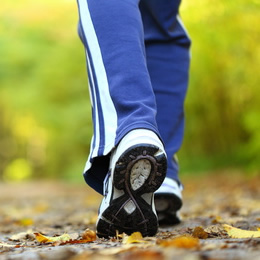 چرا پیاده روی به تنهایی برای تناسب اندام بهتر است؟