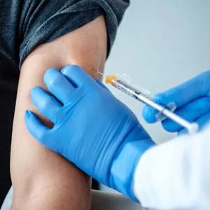 واکسیناسیون ترکیبی کرونا بی‌خطر اما با عوارض مقطعیِ بیشتر