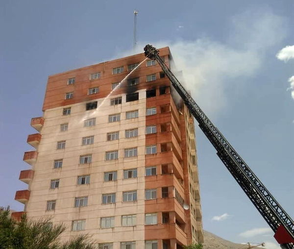 آتش‌سوزی وسیع در برج ١٠ طبقه در تهران