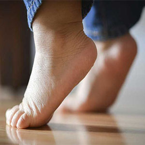 بیماری خطرناک در کودکان که راه رفتن روی انگشتان پا نشانه آن است!