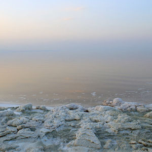 سطح تراز آب دریاچه ارومیه ۶۰ سانتی‌متر کاهش یافت/ پروژه‌های احیا به مشکل خورده است؟