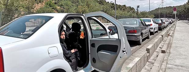 معطلی 15ساعته و ماشین‌خوابی در صف واکسن