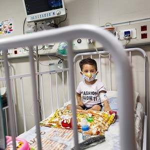 تعداد کودکان بستری به شدت افزایش پیدا کرده است/ بخش کووید در بیمارستان‌ها پر شده است