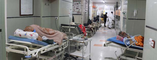 مشهد/ بیمارستان‌ها جا ندارند؛ خوابیدن بیماران جلوی درب بیمارستان، نزدیک است
