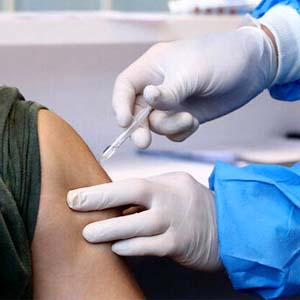 چرا تزریق واکسن کرونا در روزهای تعطیل کاهش می‌یابد؟
